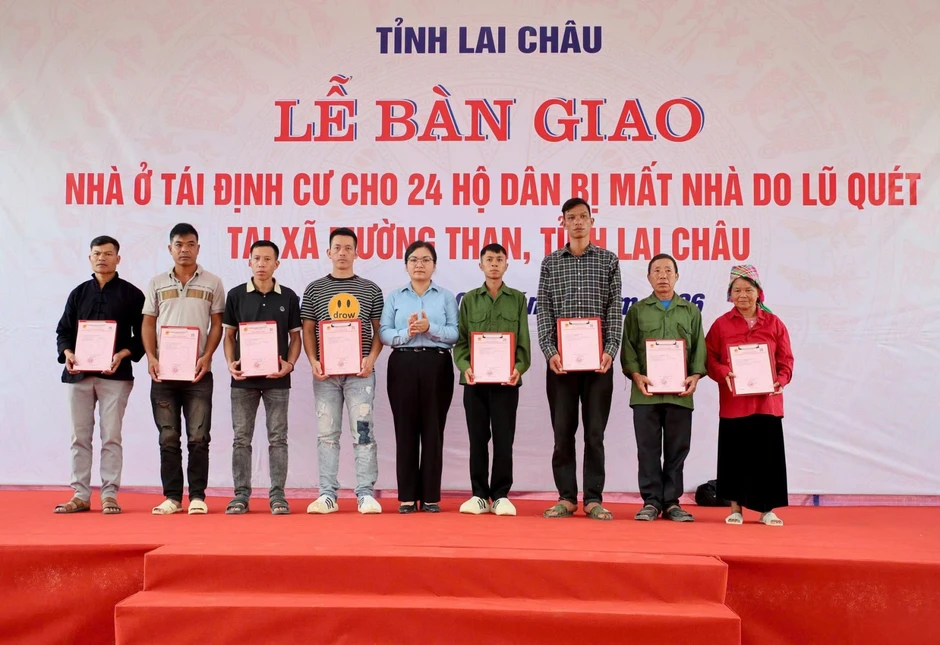 Thi công 'thần tốc', bàn giao 24 nhà mới cho người dân vùng lũ quét Mường Than Thi công 'thần tốc', bàn giao 24 nhà mới cho người dân vùng lũ quét Mường Than