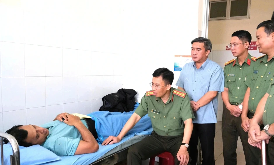 Thiếu tá công an bị thương khi truy bắt nhóm trộm chó ở Đà Lạt Thiếu tá công an bị thương khi truy bắt nhóm trộm chó ở Đà Lạt