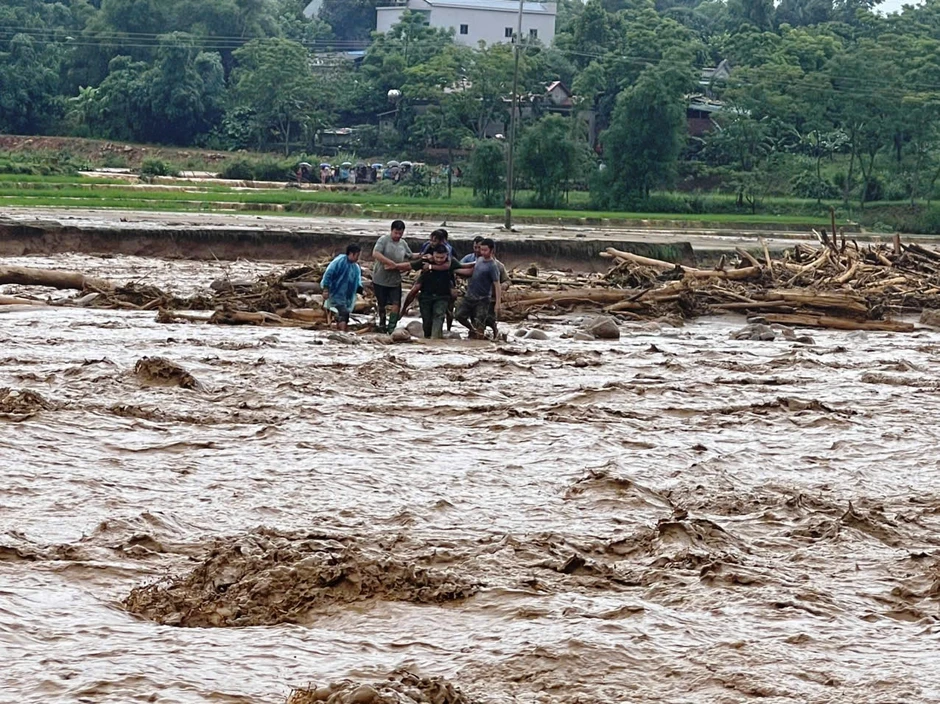 Thiếu tá công an kể phút nắm tay nhau thành 'sợi dây người', cứu 2 người giữa lũ xiết Thiếu tá công an kể phút nắm tay nhau thành 'sợi dây người', cứu 2 người giữa lũ xiết