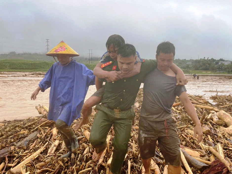 Thiếu tá công an kể phút nắm tay nhau thành 'sợi dây người', cứu 2 người giữa lũ xiết Thiếu tá công an kể phút nắm tay nhau thành 'sợi dây người', cứu 2 người giữa lũ xiết