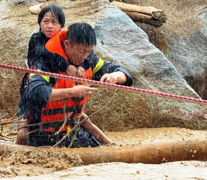 Thiếu tá công an kể phút nắm tay nhau thành 'sợi dây người', cứu 2 người giữa lũ xiết Thiếu tá công an kể phút nắm tay nhau thành 'sợi dây người', cứu 2 người giữa lũ xiết