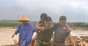 Thiếu tá công an kể phút nắm tay nhau thành 'sợi dây người', cứu 2 người giữa lũ xiết