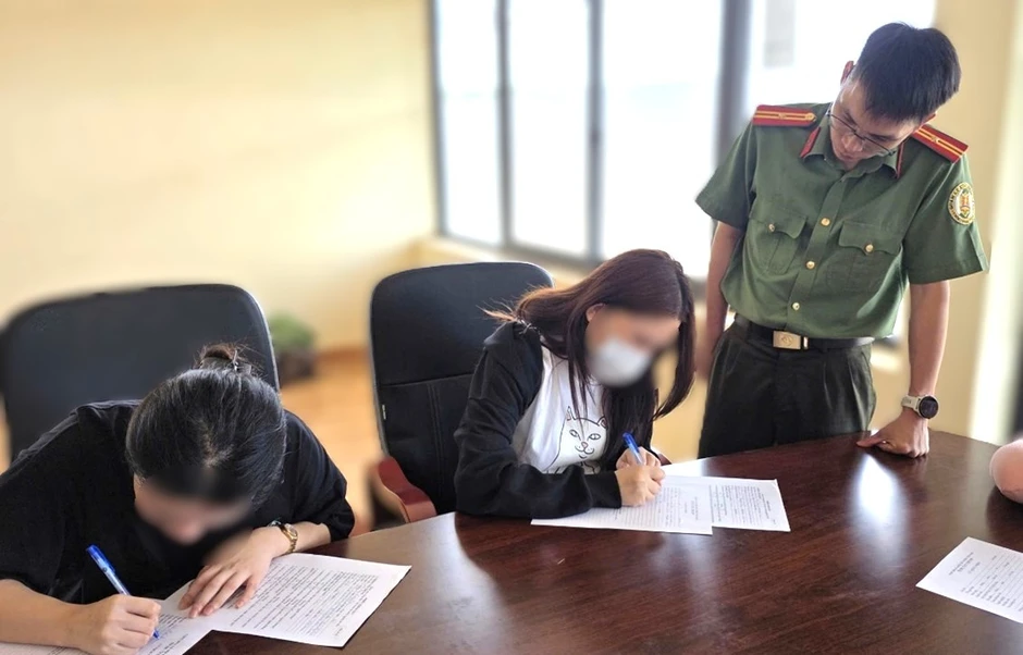 Tiếp nhận 18 người từ Campuchia: Đa số các cô gái bị bắt tại cơ sở massage Tiếp nhận 18 người từ Campuchia: Đa số các cô gái bị bắt tại cơ sở massage