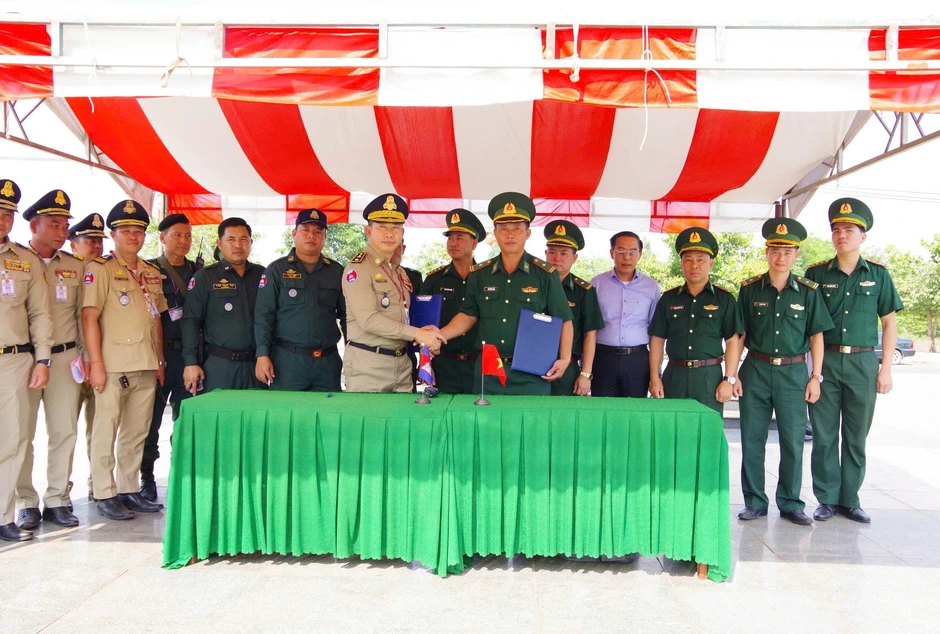 Tiếp nhận 344 công dân Việt Nam từ phía Campuchia bàn giao
