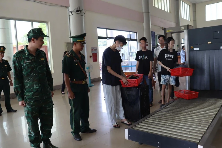 Tiếp nhận 344 công dân Việt Nam từ phía Campuchia bàn giao