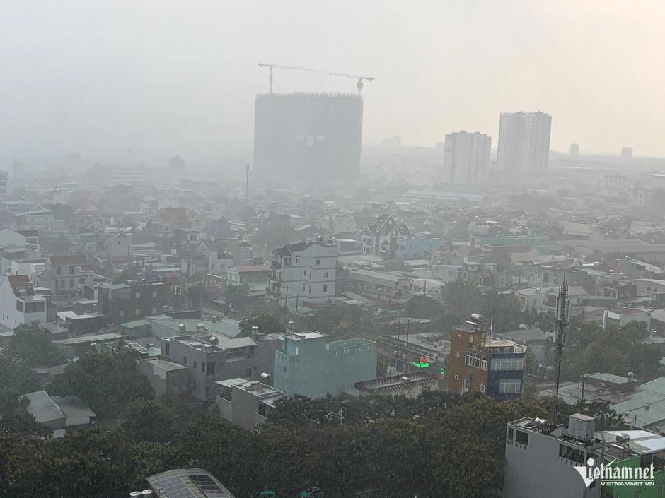 TPHCM đón 'mưa vàng' hạ nhiệt sau chuỗi ngày nắng nóng kỷ lục TPHCM đón 'mưa vàng' hạ nhiệt sau chuỗi ngày nắng nóng kỷ lục