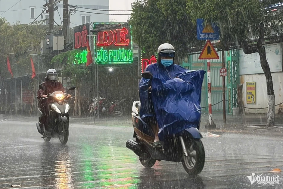 TPHCM đón 'mưa vàng' hạ nhiệt sau chuỗi ngày nắng nóng kỷ lục TPHCM đón 'mưa vàng' hạ nhiệt sau chuỗi ngày nắng nóng kỷ lục