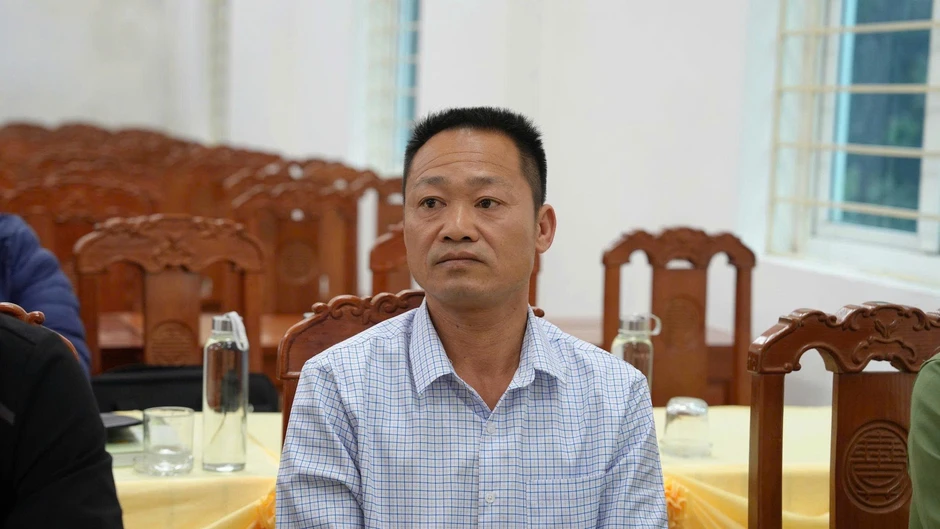 Trao bằng khen cho người cứu 6 nạn nhân trong vụ chìm tàu ở hồ Thác Bà Trao bằng khen cho người cứu 6 nạn nhân trong vụ chìm tàu ở hồ Thác Bà