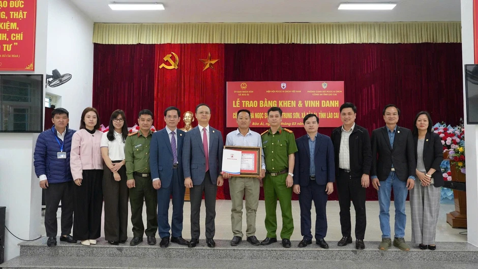 Trao bằng khen cho người cứu 6 nạn nhân trong vụ chìm tàu ở hồ Thác Bà Trao bằng khen cho người cứu 6 nạn nhân trong vụ chìm tàu ở hồ Thác Bà