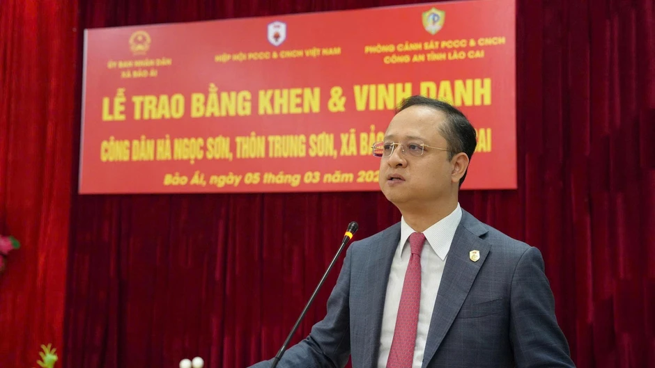 Trao bằng khen cho người cứu 6 nạn nhân trong vụ chìm tàu ở hồ Thác Bà Trao bằng khen cho người cứu 6 nạn nhân trong vụ chìm tàu ở hồ Thác Bà