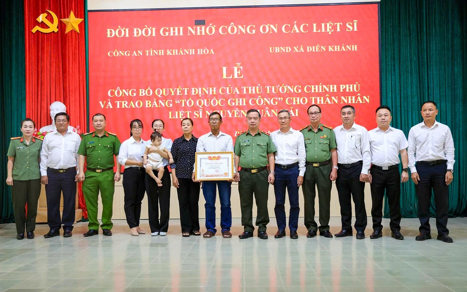 Trao bằng Tổ quốc ghi công Thiếu tá Nguyễn Xuân Hải tới thân nhân liệt sĩ Trao bằng Tổ quốc ghi công Thiếu tá Nguyễn Xuân Hải tới thân nhân liệt sĩ