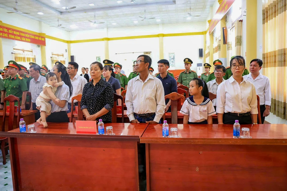 Trao bằng Tổ quốc ghi công Thiếu tá Nguyễn Xuân Hải tới thân nhân liệt sĩ Trao bằng Tổ quốc ghi công Thiếu tá Nguyễn Xuân Hải tới thân nhân liệt sĩ