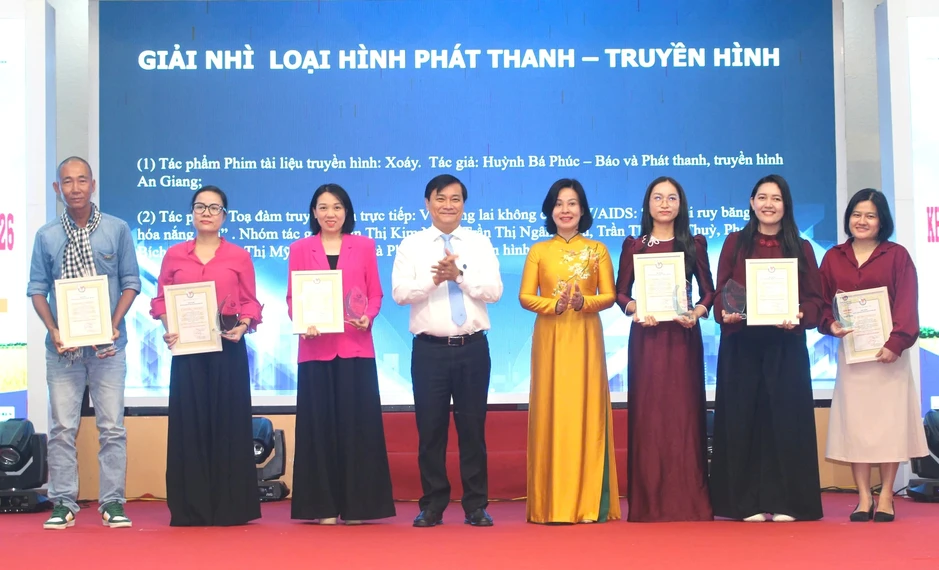 Trao Giải báo chí Nam bộ lần thứ I, vinh danh 22 tác phẩm xuất sắc Trao Giải báo chí Nam bộ lần thứ I, vinh danh 22 tác phẩm xuất sắc