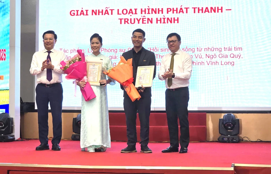 Trao Giải báo chí Nam bộ lần thứ I, vinh danh 22 tác phẩm xuất sắc Trao Giải báo chí Nam bộ lần thứ I, vinh danh 22 tác phẩm xuất sắc
