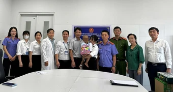 Trao giấy khai sinh cho bé trai 2 tuổi bị mẹ và cha dượng bạo hành ở TPHCM