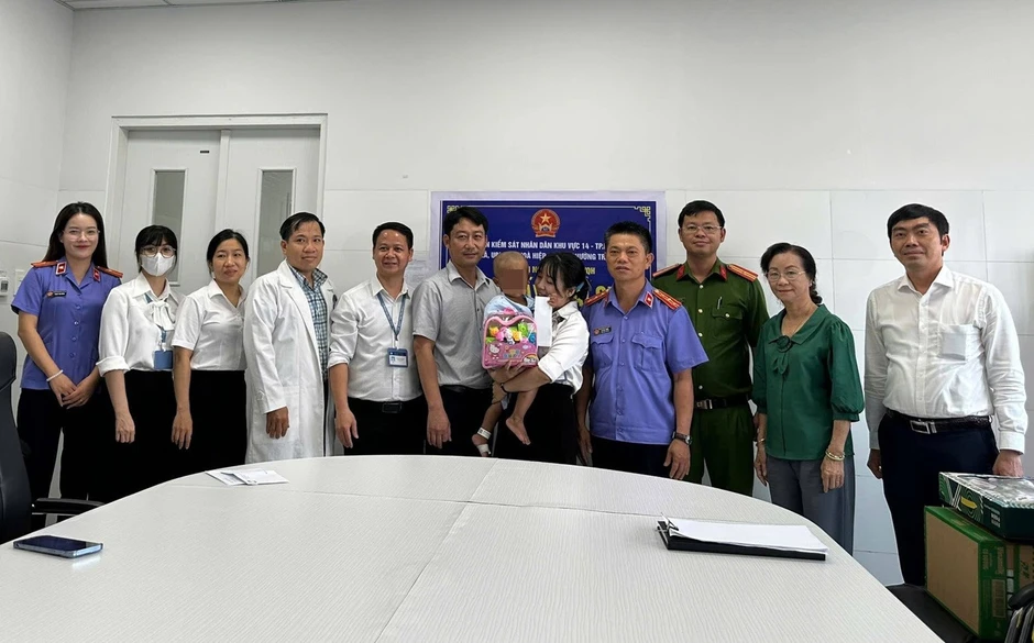 Trao giấy khai sinh cho bé trai 2 tuổi bị mẹ và cha dượng bạo hành ở TPHCM