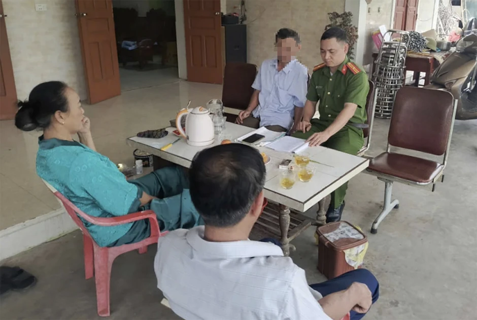 Vay tiền hàng xóm để ‘trả nợ’, người đàn ông được công an ngăn chặn kịp thời Vay tiền hàng xóm để ‘trả nợ’, người đàn ông được công an ngăn chặn kịp thời