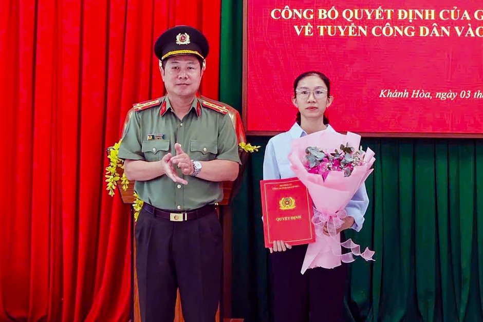 Vợ thiếu tá hy sinh được tuyển vào ngành công an: ‘Tôi muốn tiếp nối màu áo của chồng’ Vợ thiếu tá hy sinh được tuyển vào ngành công an: ‘Tôi muốn tiếp nối màu áo của chồng’