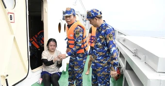 Vụ 4 người bị sóng cuốn ở Sơn Trà: Cứu một cô gái sau 8 giờ trôi dạt