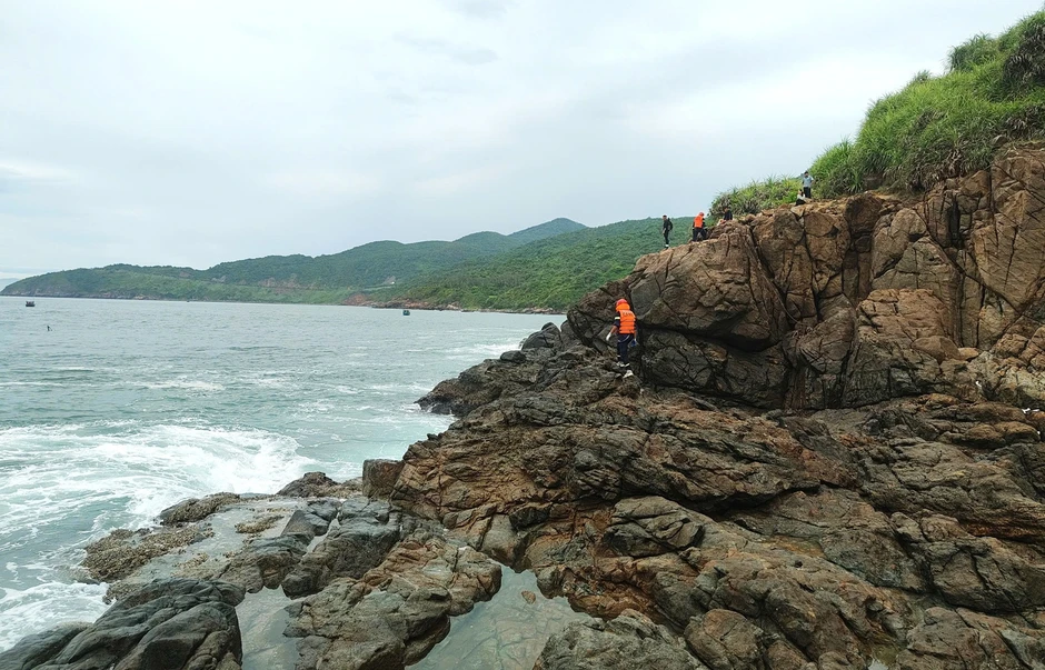 Vụ 4 người bị sóng cuốn ở Sơn Trà: Khẩn trương tìm 2 cô gái mất tích