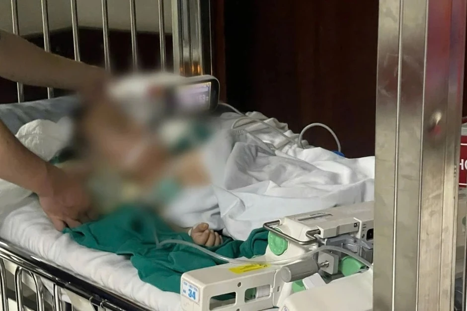 Vụ bé trai gần 3 tuổi tử vong, nghi bị bạo hành: 'Mất con là nỗi đau quá lớn' Vụ bé trai gần 3 tuổi tử vong, nghi bị bạo hành: 'Mất con là nỗi đau quá lớn'