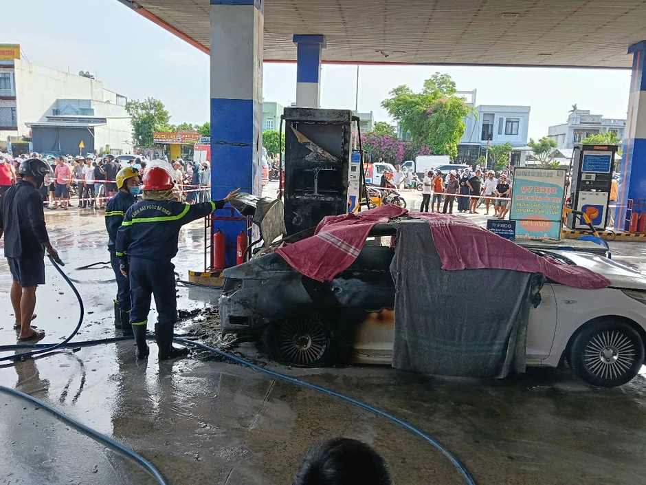 Vụ cháy ô tô 2 thiếu niên tử vong: Tài xế khai lý do không mở cửa xe Vụ cháy ô tô 2 thiếu niên tử vong: Tài xế khai lý do không mở cửa xe