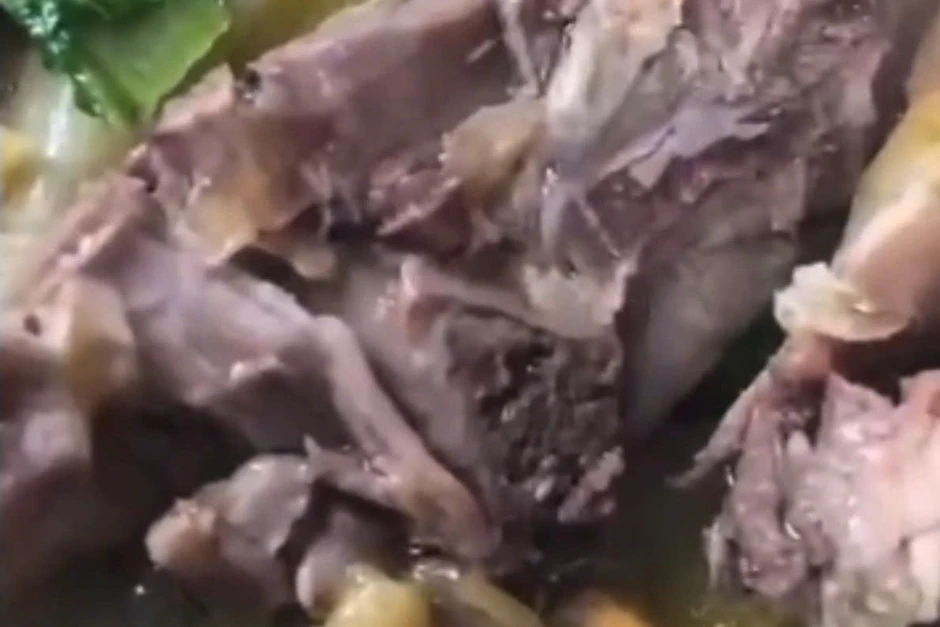 Vụ dòi bò lúc nhúc trong bữa tiệc tân gia: Xử phạt chủ nhà hàng 27 triệu đồng Vụ dòi bò lúc nhúc trong bữa tiệc tân gia: Xử phạt chủ nhà hàng 27 triệu đồng