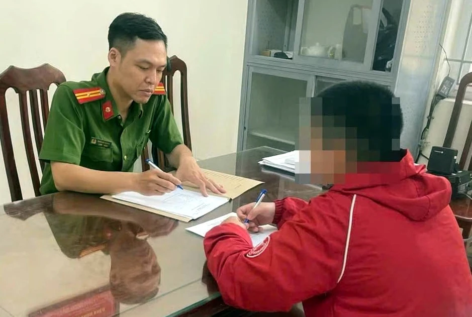 Vụ shipper giật tóc, đấm cô gái ở Hà Nội: Nạn nhân thuật lại diễn biến bị hành hung Vụ shipper giật tóc, đấm cô gái ở Hà Nội: Nạn nhân thuật lại diễn biến bị hành hung