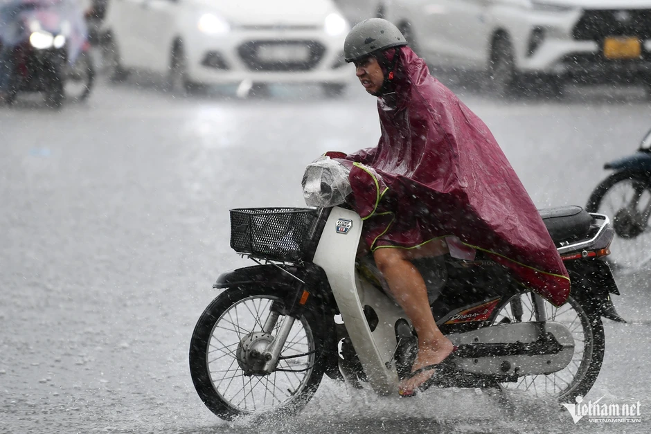 Vùng hội tụ gió mạnh, miền Bắc và Quảng Ninh hứng đợt mưa lớn có nơi trên 350mm Vùng hội tụ gió mạnh, miền Bắc và Quảng Ninh hứng đợt mưa lớn có nơi trên 350mm