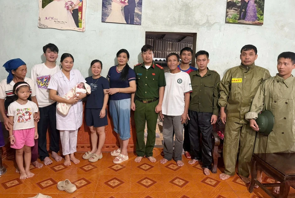 Vượt mương giữa lũ xiết, hỗ trợ sản phụ sinh con tại nhà Vượt mương giữa lũ xiết, hỗ trợ sản phụ sinh con tại nhà
