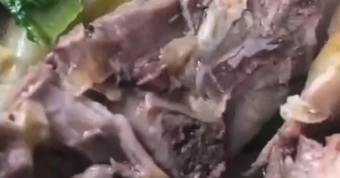 Xác minh clip dòi bò lúc nhúc trong đĩa thịt gà tại tiệc tân gia