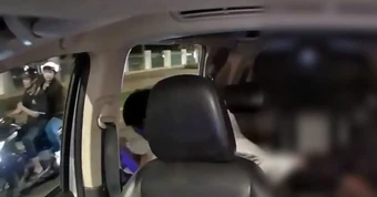 Xác minh clip người đàn ông nhảy khỏi taxi sau cãi vã với bạn gái, bị xe máy tông