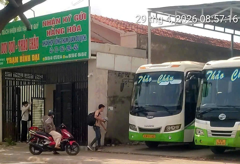 Xe hợp đồng trá hình của Duy Quý - Thảo Châu lại 'quần thảo' tại Vĩnh Long Xe hợp đồng trá hình của Duy Quý - Thảo Châu lại 'quần thảo' tại Vĩnh Long