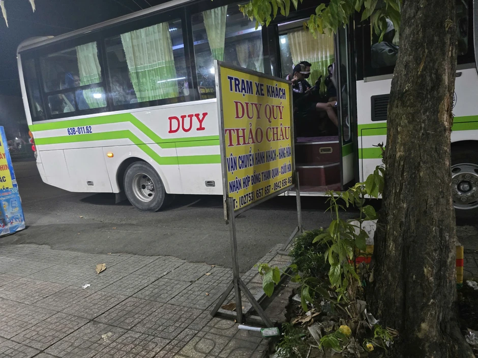 Xe hợp đồng trá hình của Duy Quý - Thảo Châu lại 'quần thảo' tại Vĩnh Long Xe hợp đồng trá hình của Duy Quý - Thảo Châu lại 'quần thảo' tại Vĩnh Long