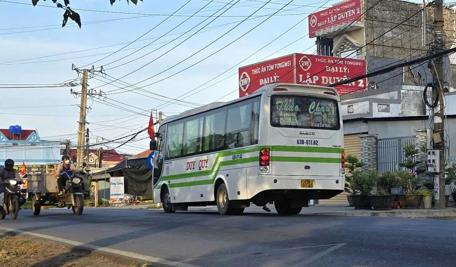 Xe hợp đồng trá hình của Duy Quý - Thảo Châu lại 'quần thảo' tại Vĩnh Long Xe hợp đồng trá hình của Duy Quý - Thảo Châu lại 'quần thảo' tại Vĩnh Long