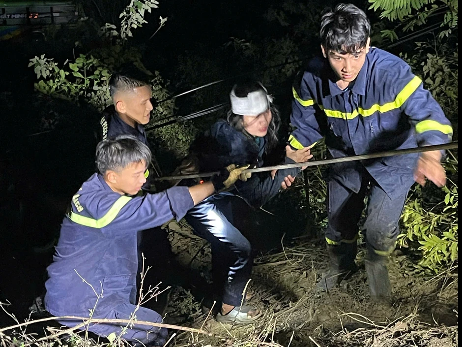 Xe khách rơi xuống đèo An Khê, 1 người chết và 11 người bị thương Xe khách rơi xuống đèo An Khê, 1 người chết và 11 người bị thương