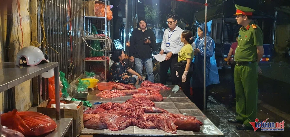 Xử lý điểm bán thịt, xương bò ở vỉa hè Hà Nội, phạt gần 30 triệu đồng Xử lý điểm bán thịt, xương bò ở vỉa hè Hà Nội, phạt gần 30 triệu đồng