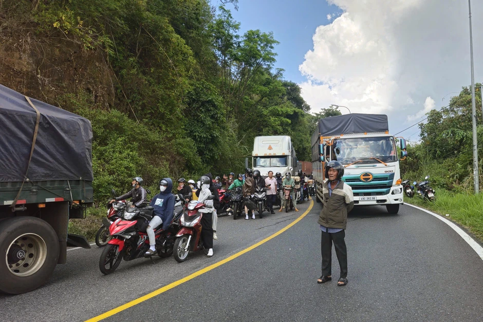 Xử lý tảng đá 'khủng' chênh vênh trên đèo Bảo Lộc, nguy cơ lăn xuống đường Xử lý tảng đá 'khủng' chênh vênh trên đèo Bảo Lộc, nguy cơ lăn xuống đường