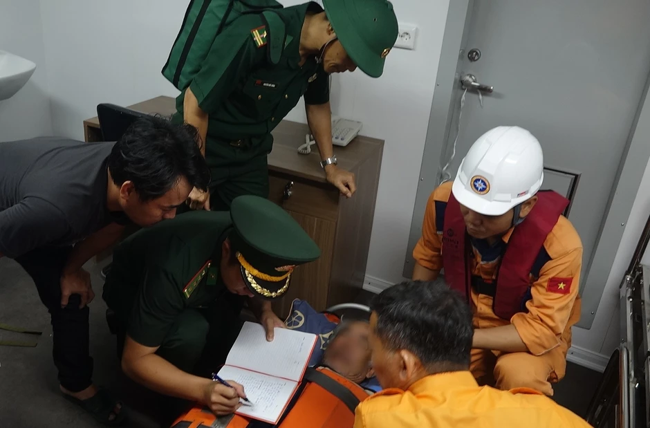 Xuyên đêm ứng cứu ngư dân đột quỵ, hôn mê trên vùng biển Hoàng Sa Xuyên đêm ứng cứu ngư dân đột quỵ, hôn mê trên vùng biển Hoàng Sa