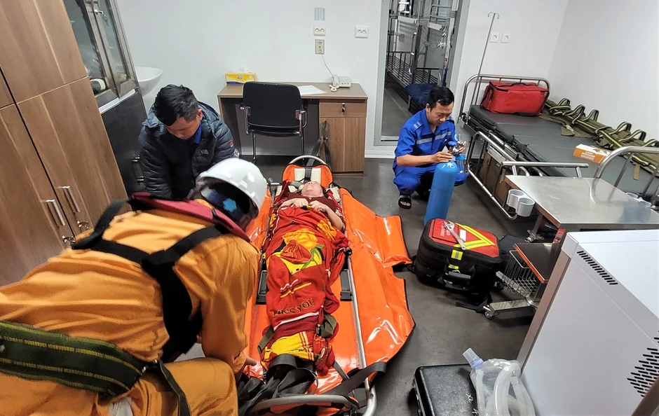 Xuyên đêm vượt sóng dữ, đưa bệnh nhân nguy kịch từ đảo Cù Lao Chàm vào đất liền Xuyên đêm vượt sóng dữ, đưa bệnh nhân nguy kịch từ đảo Cù Lao Chàm vào đất liền