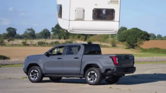 Bị xe caravan 760 kg đè lên nóc, bán tải điện Toyota vẫn chạy bình thường