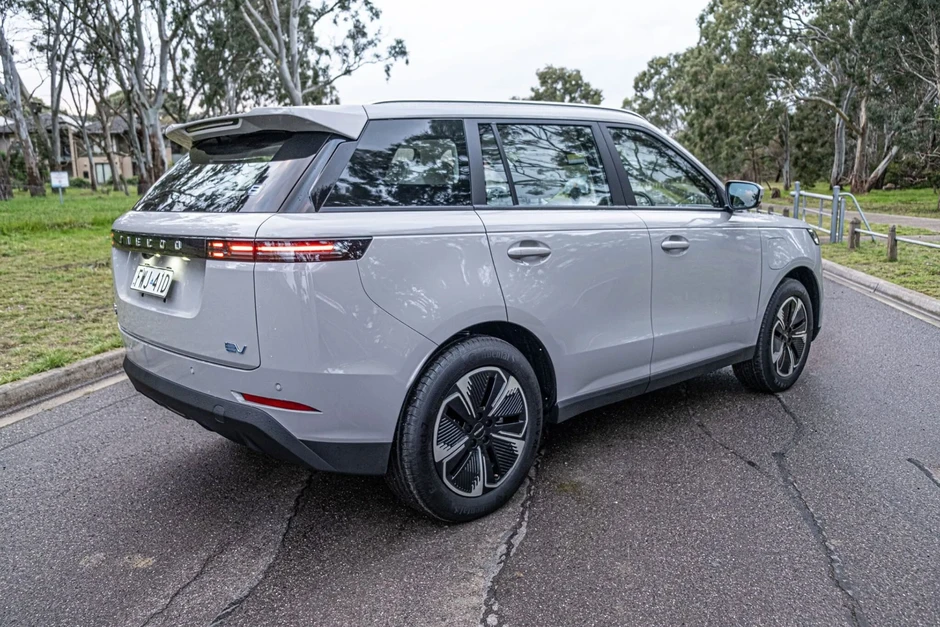 Jaecoo J5 EV với trải nghiệm tại Úc: Giá rẻ, trang bị phong phú nhưng vẫn lộ nhiều điểm yếu trên đường Jaecoo J5 EV với trải nghiệm tại Úc: Giá rẻ, trang bị phong phú nhưng vẫn lộ nhiều điểm yếu trên đường