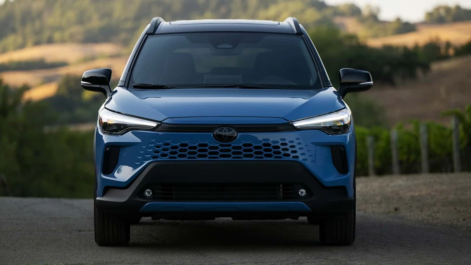 Mazda CX-30 và Toyota Corolla Cross HEV: Chọn cảm giác lái hay tiết kiệm xăng?