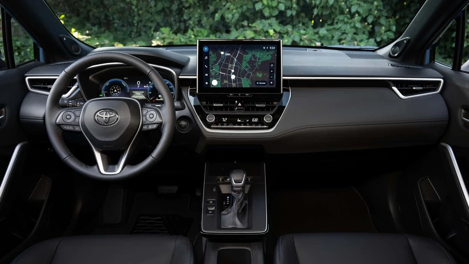 Mazda CX-30 và Toyota Corolla Cross HEV: Chọn cảm giác lái hay tiết kiệm xăng?