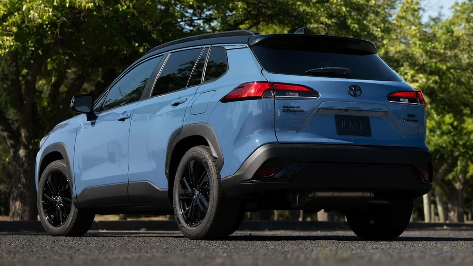 Mazda CX-30 và Toyota Corolla Cross HEV: Chọn cảm giác lái hay tiết kiệm xăng?