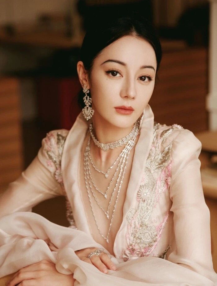 “Màn mất tích” bí ẩn của Địch Lệ Nhiệt Ba khiến fan lo lắng “Màn mất tích” bí ẩn của Địch Lệ Nhiệt Ba khiến fan lo lắng