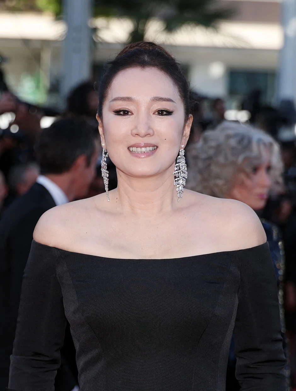 “Nữ hoàng Cannes châu Á” Củng Lợi đẹp áp đảo trên thảm đỏ ở tuổi 61