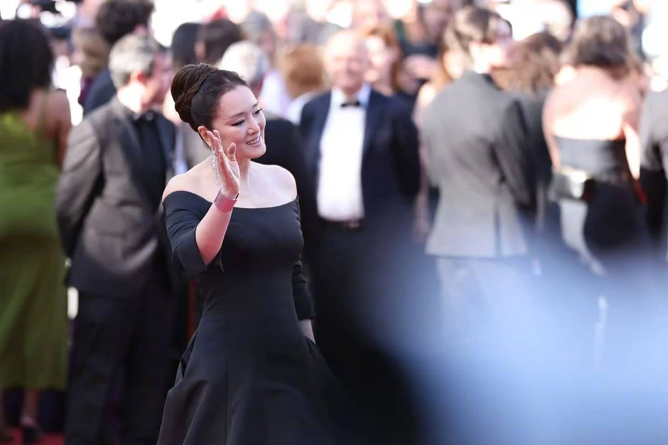 “Nữ hoàng Cannes châu Á” Củng Lợi đẹp áp đảo trên thảm đỏ ở tuổi 61