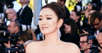 “Nữ hoàng Cannes châu Á” Củng Lợi đẹp áp đảo trên thảm đỏ ở tuổi 61