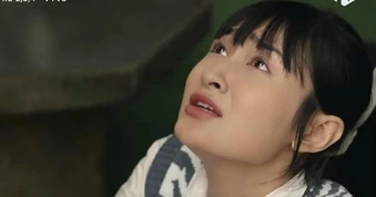 "Em gái tham vọng" nói gì về màn quỳ gối gây tranh cãi trên phim giờ vàng?